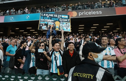 Người hâm mộ Hong Kong giận dữ, đòi lại tiền vé khi Messi không ra sân- Ảnh 2. Nhiều cổ động viên Hong Kong mong chờ thần tượng Messi đã nhiều tuần liền nhưng kết quả khiến họ giận dữ - Ảnh: REUTERS