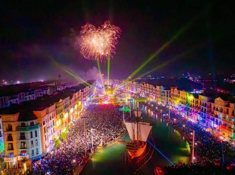 Pháo hoa và EDM là sự kết hợp cho một năm mới sôi động. Ảnh: Đ.H Pháo hoa và EDM là sự kết hợp cho một năm mới sôi động - Ảnh: Đ.H.