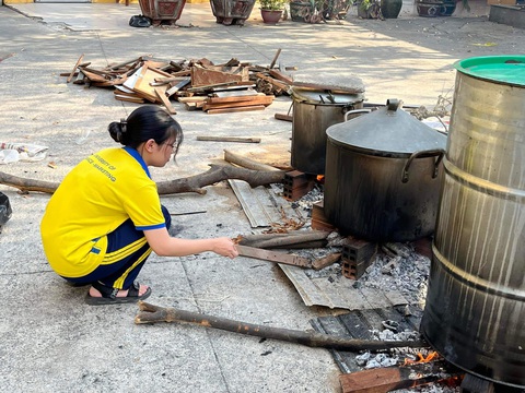 Sinh viên gói bánh chưng tặng chú bảo vệ, cô lao công- Ảnh 5. Những nồi bánh chưng nóng hổi được các bạn tỉ mẩn canh chừng - Ảnh: UFM