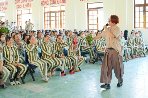 Vũ Hà khuấy động không khí với những ca khúc sôi động - Ảnh: THÀNH PHẠM Vũ Hà khuấy động không khí với những ca khúc sôi động - Ảnh: THÀNH PHẠM