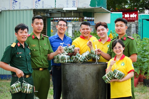 Sinh viên gói bánh chưng tặng chú bảo vệ, cô lao công- Ảnh 6. Sinh viên gửi trao bánh chưng đến các chiếc sĩ Công an quận Tân Bình trong dịp Tết Giáp Thìn 2024 - Ảnh: UFM