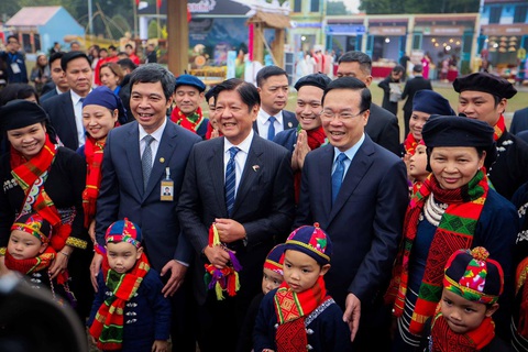 Khi thơ đáp thơ, trà đáp trà và tự hào dân tộc- Ảnh 1. Chủ tịch nước Võ Văn Thưởng và Tổng thống Philippines Ferdinand Marcos Jr (giữa) chụp ảnh cùng đồng bào dân tộc Tày trong không gian Tết cổ truyền ba miền ở Hoàng thành Thăng Long ngày 30-1-2024 - Ảnh: NGUYỄN KHÁNH