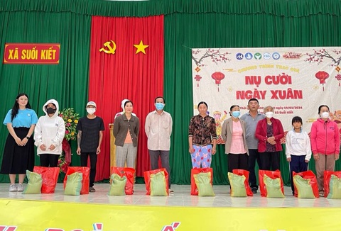 Sinh viên gói bánh chưng tặng chú bảo vệ, cô lao công- Ảnh 8. Các phần quà và bánh được gửi trao đến bà con khó khăn ở phường Cầu Ông Lãnh, quận 1, TP.HCM - Ảnh: UFM