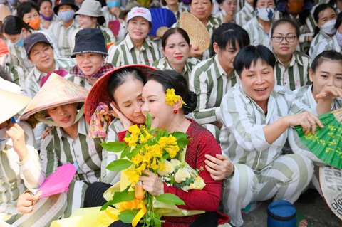 Việt Hương được phạm nhân dành nhiều tình cảm - Ảnh: THÀNH PHẠM Việt Hương được phạm nhân dành nhiều tình cảm - Ảnh: THÀNH PHẠM