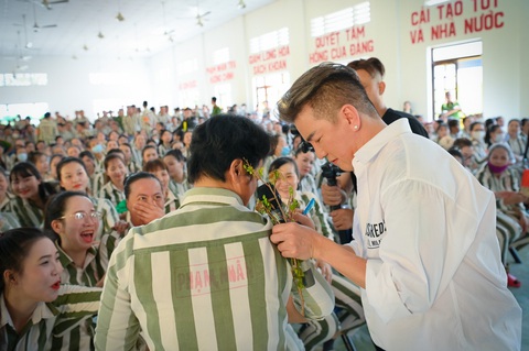 Đàm Vĩnh Hưng ký tên tặng cho phạm nhân - Ảnh: THÀNH PHẠM Đàm Vĩnh Hưng ký tên tặng cho phạm nhân - Ảnh: THÀNH PHẠM