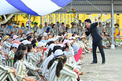 Quang Linh mang đến những ca khúc gắn liền tên tuổi - Ảnh: THÀNH PHẠM Quang Linh mang đến những ca khúc gắn liền tên tuổi - Ảnh: THÀNH PHẠM