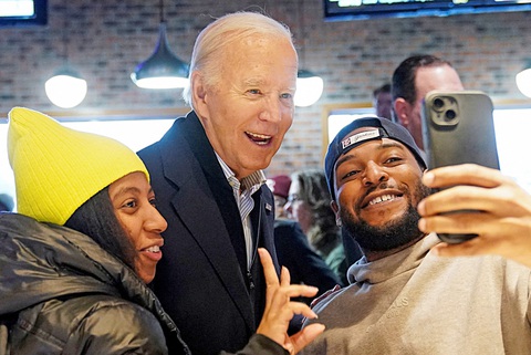 Bầu cử Mỹ: Phép thử lớn cho ông Biden- Ảnh 1. Tổng thống Mỹ Joe Biden chụp ảnh cùng hai người da màu khi đến thăm Michigan vào ngày 2-2 - Ảnh: Reuters