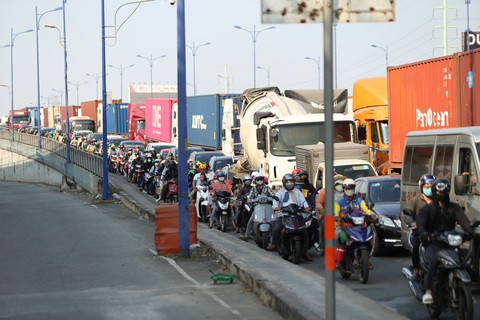 Hàng ngàn xe container, xe tải… kẹt cứng trên cầu Rạch Chiếc, hướng về đường Mai Chí Thọ để ra cảng Cát Lái, chiều 3-2 - Ảnh: MINH HÒA Hàng ngàn xe container, xe tải… kẹt cứng trên cầu Rạch Chiếc, hướng về đường Mai Chí Thọ để ra cảng Cát Lái, chiều 3-2 - Ảnh: MINH HÒA