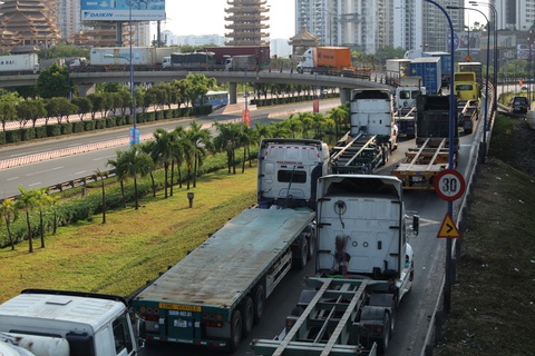 Dòng xe container kẹt trên cầu vượt Cát Lái, chiều 3-2 - Ảnh: MINH HÒA Dòng xe container kẹt trên cầu vượt Cát Lái, chiều 3-2 - Ảnh: MINH HÒA