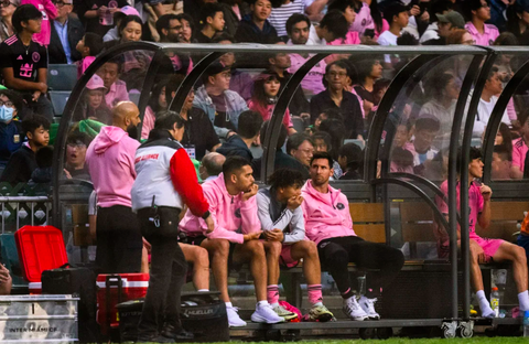 Người hâm mộ Hong Kong giận dữ, đòi lại tiền vé khi Messi không ra sân- Ảnh 3. Messi (hàng ngồi, thứ năm từ trái sang) không thể góp mặt trong trận giao hữu giữa Inter Miami và Hong Kong XI vì chấn thương - Ảnh: CNN