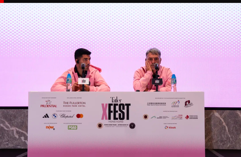 Người hâm mộ Hong Kong giận dữ, đòi lại tiền vé khi Messi không ra sân- Ảnh 4. HLV Tata Martino (phải) và Luis Suarez thất hứa với người hâm mộ Hong Kong - Ảnh: CNN