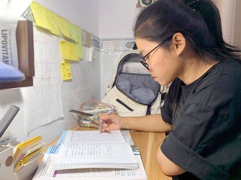 Học sinh 12 Khánh Ngọc chủ yếu sẽ “luyện” các môn trong tổ hợp toán - ngữ văn - tiếng Anh những ngày Tết này - Ảnh: NVCC