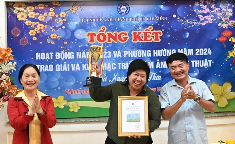 Tác giả Bạch Thị Tố Anh đoạt giải nhất với bức ảnh Tác giả Bạch Thị Tố Anh đoạt giải nhất với bức ảnh