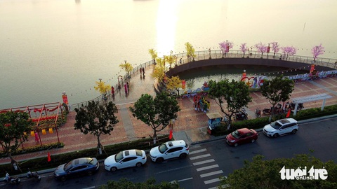 Đường hoa Tết Đà Nẵng, chưa mở cửa đã có nhiều người check-in- Ảnh 3. Cầu Bán Nguyệt từ sớm đã đón nhiều người tới chụp ảnh - Ảnh: ĐOÀN CƯỜNG