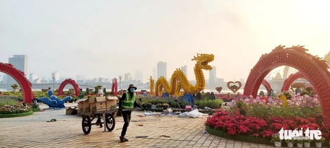 Đường hoa Tết Đà Nẵng, chưa mở cửa đã có nhiều người check-in- Ảnh 5. Những công đoạn cuối cùng đang được gấp rút hoàn thành - Ảnh: ĐOÀN CƯỜNG