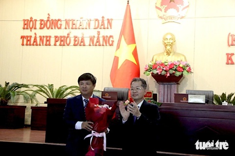 Bí thư Tỉnh ủy Quảng Nam thôi làm chủ tịch HĐND TP Đà Nẵng- Ảnh 1. Ông Lương Nguyễn Minh Triết (bên trái) nhận hoa chúc mừng từ ông Nguyễn Văn Quảng, bí thư Thành ủy Đà Nẵng - Ảnh: TRƯỜNG TRUNG