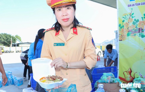 Về quê ăn Tết, bất ngờ thấy công an gọi vào, ngờ đâu được tặng quà- Ảnh 4. Những hộp cơm gồm có thịt, đồ xào... được chuẩn bị sẵn để tặng cho người dân về quê đón Tết - Ảnh: DUY NGỌC
