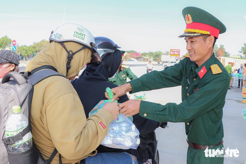 Về quê ăn Tết, bất ngờ thấy công an gọi vào, ngờ đâu được tặng quà- Ảnh 1. Những phần quà được trao tận tay cho người dân về quê đón Tết - Ảnh: DUY NGỌC