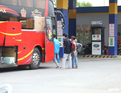 TP.HCM: Nhiều xe khách vẫn thập thò đón khách ở cây xăng, quán nước- Ảnh 7. Xe khách Cường Nghĩa bắt khách dọc đường tại cây xăng trên quốc lộ 13, phường Hiệp Bình Phước - Ảnh: MINH HÒA