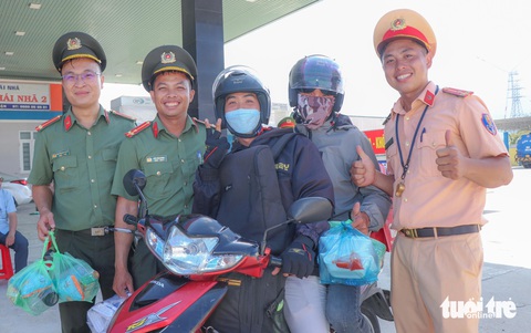 Về quê ăn Tết, bất ngờ thấy công an gọi vào, ngờ đâu được tặng quà- Ảnh 7. Người dân phấn khởi khi nhận được quà từ các anh công an huyện Thuận Nam - Ảnh: DUY NGỌC