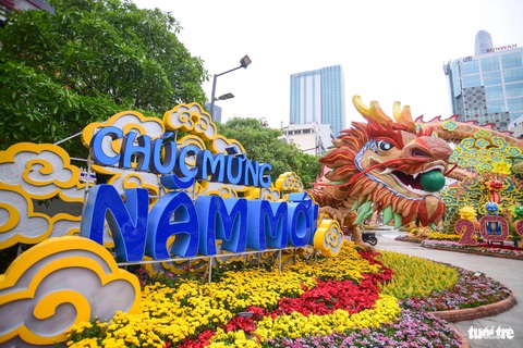 Ba linh vật rồng trên đường hoa Nguyễn Huệ khoe dáng- Ảnh 2. Theo các đội thi công, đến sáng 5-2, 95% các hạng mục ở Đường hoa Nguyễn Huệ đã hoàn tất.