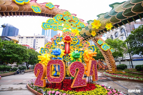 Ba linh vật rồng trên đường hoa Nguyễn Huệ khoe dáng- Ảnh 4. Ba linh vật rồng trên đường hoa Nguyễn Huệ khoe dáng- Ảnh 4.