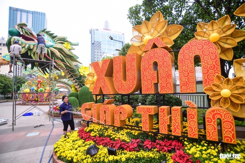 Ba linh vật rồng trên đường hoa Nguyễn Huệ khoe dáng- Ảnh 6. Công nhân tưới cây, giữ tươi cho các luống hoa.