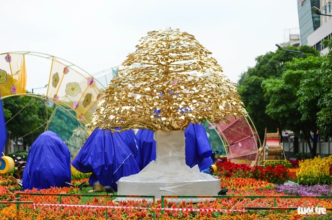 Ba linh vật rồng trên đường hoa Nguyễn Huệ khoe dáng- Ảnh 17. Lần đầu tiên, cây hoàng kim tạo hình từ những bàn tay tài hoa của các nghệ nhân chế tác Việt Nam xuất hiện trên đường hoa. Cây có chiều cao từ 1m đến 3,6m, được thi công trong nhiều tháng, với những cái tên mang theo lời chúc an lành trong năm mới như Mai Đại Phúc, Mai Rồng Việt, Đào Trường Xuân, Đào Phước Lộc, Bồ Đề Đại Cát…