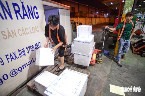 Chuyện bếp núc ở nhà kho các siêu thị dịp Tết- Ảnh 3. Xe tải xuống hàng tại kho - Ảnh: QUANG ĐỊNH