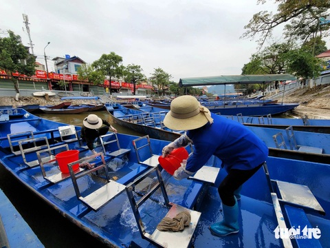 Đò đưa khách vào chùa Hương năm nay đều là đò vào Hợp tác xã du lịch chùa Hương - Ảnh: T.ĐIỂU Đò đưa khách vào chùa Hương năm nay đều là đò vào Hợp tác xã du lịch Chùa Hương - Ảnh: T.ĐIỂU