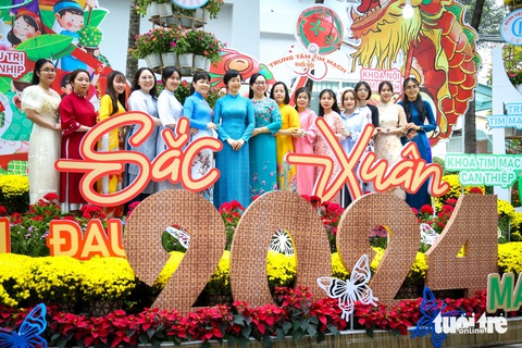 Ở đường hoa Bệnh viện Chợ Rẫy có Tết, có tình thương- Ảnh 1. Dài khoảng 200m, đường hoa ngập tràn sắc xuân được thiết kế ngay trong Bệnh viện Chợ Rẫy (quận 5) - Ảnh: PHƯƠNG QUYÊN