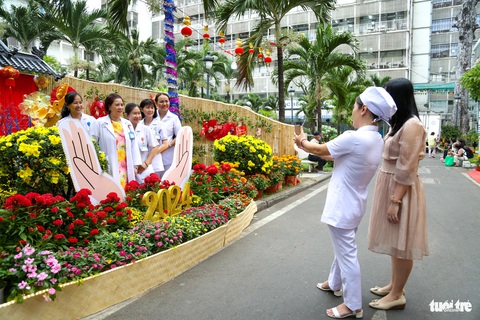 Ở đường hoa Bệnh viện Chợ Rẫy có Tết, có tình thương- Ảnh 6. Các tiểu cảnh được các bác sĩ, nhân viên y tế dành nhiều tâm huyết chăm chút - Ảnh: PHƯƠNG QUYÊN