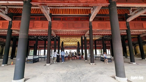 Tết này điện Thái Hòa và Kiến Trung cho tham quan miễn phí 3 ngày đầu năm- Ảnh 3. Bên trong điện Thái Hòa sẽ mở cửa đón khách tham quan dịp Tết Giáp Thìn tới. Các cấu kiện gỗ của ngôi điện cơ bản đã được trùng tu xong - Ảnh: NHẬT LINH