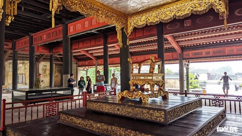 Tết này điện Thái Hòa và Kiến Trung cho tham quan miễn phí 3 ngày đầu năm- Ảnh 5. Ngai vàng triều Nguyễn được phục dựng với tỉ lệ 1:1, đặt tại vị trí đặt ngai vàng thường ngày ở điện Thái Hòa - Ảnh: NHẬT LINH