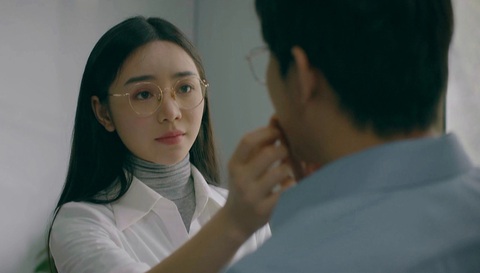 Với những động thái gần đây Nguyệt trong phim Chúng ta của 8 năm sau đang khiến khán giả nghĩ cô sẽ quay xe về với chồng cũ - Ảnh: ĐPCC Với những động thái gần đây, Nguyệt trong phim Chúng ta của 8 năm sau đang khiến khán giả nghĩ cô sẽ quay xe về với chồng cũ - Ảnh: ĐPCC
