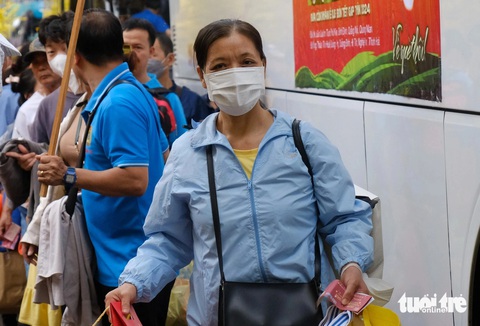 Hàng chục ngàn lao động về quê ăn Tết trên những chuyến tàu, chuyến xe mùa xuân- Ảnh 5. Tính đến nay, sau nhiều năm duy trì, chương trình "Chuyến xe mùa xuân" của Thành Đoàn TP.HCM và "Tấm vé nghĩa tình" của Liên đoàn Lao động TP.HCM đã đưa hơn nửa triệu công nhân, người lao động từ TP.HCM về quê đón Tết - Ảnh: VŨ THỦY