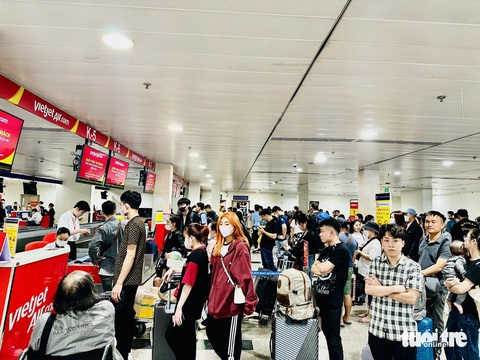 Khách xếp hàng trật tự chờ vào làm thủ tục chuyến bay tại sảnh Vietjet - Ảnh: CÔNG TRUNG Khách xếp hàng trật tự chờ vào làm thủ tục chuyến bay tại sảnh Vietjet - Ảnh: CÔNG TRUNG