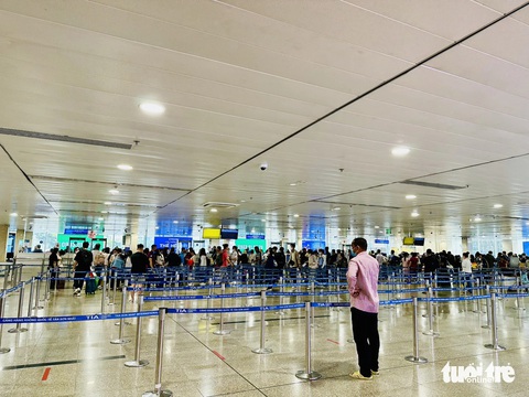 Nhờ đâu Tân Sơn Nhất bỗng thông thoáng, chuyến bay delay giảm?- Ảnh 5. Lối vào khu soi chiếu an ninh bất ngờ thoáng đãng. Đây là hình ảnh "lạ" trong những dịp cao điểm, bởi khu vực này luôn là nỗi ám ảnh của hành khách - Ảnh: CÔNG TRUNG