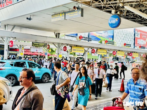 Nhờ đâu Tân Sơn Nhất bỗng thông thoáng, chuyến bay delay giảm?- Ảnh 7. Bên ngoài, khách di chuyển đông đúc, chưa xảy ra ùn ứ