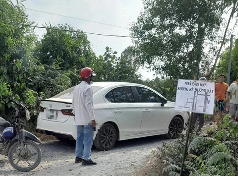 Phó giám đốc công ty vệ sĩ bị phạt do nổ súng đạn cao su ngăn người đòi đánh nhau- Ảnh 1. Ông T. cầm súng đạn cao su tại hiện trường vụ va chạm xe khiến hai người đòi đánh nhau - Ảnh: AN LONG