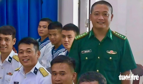 Chúc Tết trực tuyến đến cán bộ, chiến sĩ, người dân huyện đảo Trường Sa- Ảnh 5. Đại úy Trịnh Văn Chung hạnh phúc khi gặp lại vợ và con - Ảnh: MINH CHIẾN
