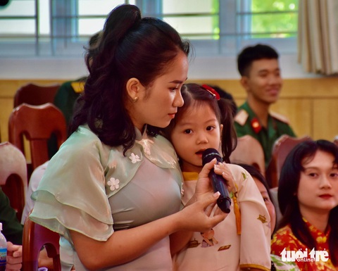 Chúc Tết trực tuyến đến cán bộ, chiến sĩ, người dân huyện đảo Trường Sa- Ảnh 4. Chị Phan Thị Tố Uyên cùng con gái nghẹn ngào khi gặp lại đại úy Trịnh Văn Chung - Ảnh: MINH CHIẾN
