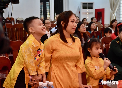 Chúc Tết trực tuyến đến cán bộ, chiến sĩ, người dân huyện đảo Trường Sa- Ảnh 1. Chị Nguyễn Thị Lữ và hai con vui mừng khi gặp thiếu tá Lê Thành Độ, cán bộ đang công tác tại đảo Song Tử Tây, qua màn hình - Ảnh: MINH CHIẾN