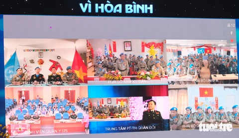 Ba kể con nghe về những người lính mũ nồi xanh đón Tết ở nơi xa xôi- Ảnh 1. Chương trình kết nối trực tuyến với lực lượng Việt Nam tham gia hoạt động gìn giữ hòa bình Liên Hiệp Quốc Tết Nguyên đán Giáp Thìn 2024 - Ảnh: HÀ THANH