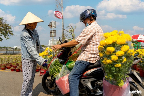Khai mạc chợ hoa Xuân Với giá bán tốt, các giao dịch ở chợ diễn ra khá nhanh, hoa từ các tỉnh miền Tây được nhiều người quan tâm - Ảnh: M.S.
