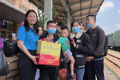 Bà Bùi Thị Nhàn, phó chủ tịch Liên đoàn Lao động tỉnh Đồng Nai, tặng quà cho đoàn viên, người lao động trước khi lên tàu về quê đón Tết cùng gia đình - Ảnh: A LỘC Bà Bùi Thị Nhàn, phó chủ tịch Liên đoàn Lao động tỉnh Đồng Nai, tặng quà cho đoàn viên, người lao động trước khi lên tàu về quê đón Tết cùng gia đình - Ảnh: A LỘC