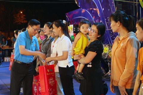 Công nhân đón Tết xa nhà: Mong năm mới có việc làm, thu nhập ổn định- Ảnh 2. Công ty Taekwang Vina (Khu công nghiệp Biên Hòa 2) tổ chức chương tình Tết sum vầy - Xuân chia sẻ nhằm chăm lo tốt hơn cho công nhân lao động nhân dịp Tết đến Xuân về - Ảnh: A.B.