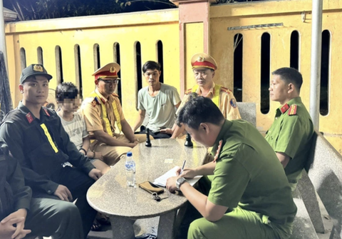 CSGT chặn xe khách, ngăn kịp thời bé gái bị dụ dỗ từ Thừa Thiên Huế vào TP.HCM- Ảnh 1. Cảnh sát giao thông tỉnh Quảng Ngãi và công an xã Phổ Cường lập biên bản bàn giao cháu bé cho người thân - Ảnh: V.T