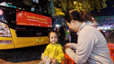 Khởi hành chuyến xe 0 đồng đưa người dân khó khăn về quê đón Tết- Ảnh 3. Hơn 40% hành khách là gia đình từ 2 - 3 thành viên trở lên, trong đó có nhiều em bé cùng theo cha mẹ về quê đón Tết - Ảnh: Saigon Co.op