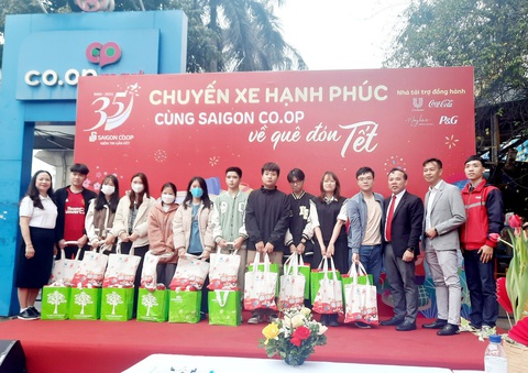 Khởi hành chuyến xe 0 đồng đưa người dân khó khăn về quê đón Tết- Ảnh 2. Người dân được tặng quà trước khi lên đường về quê đón Tết trên những chuyến xe hạnh phúc - Ảnh: Saigon Co.op